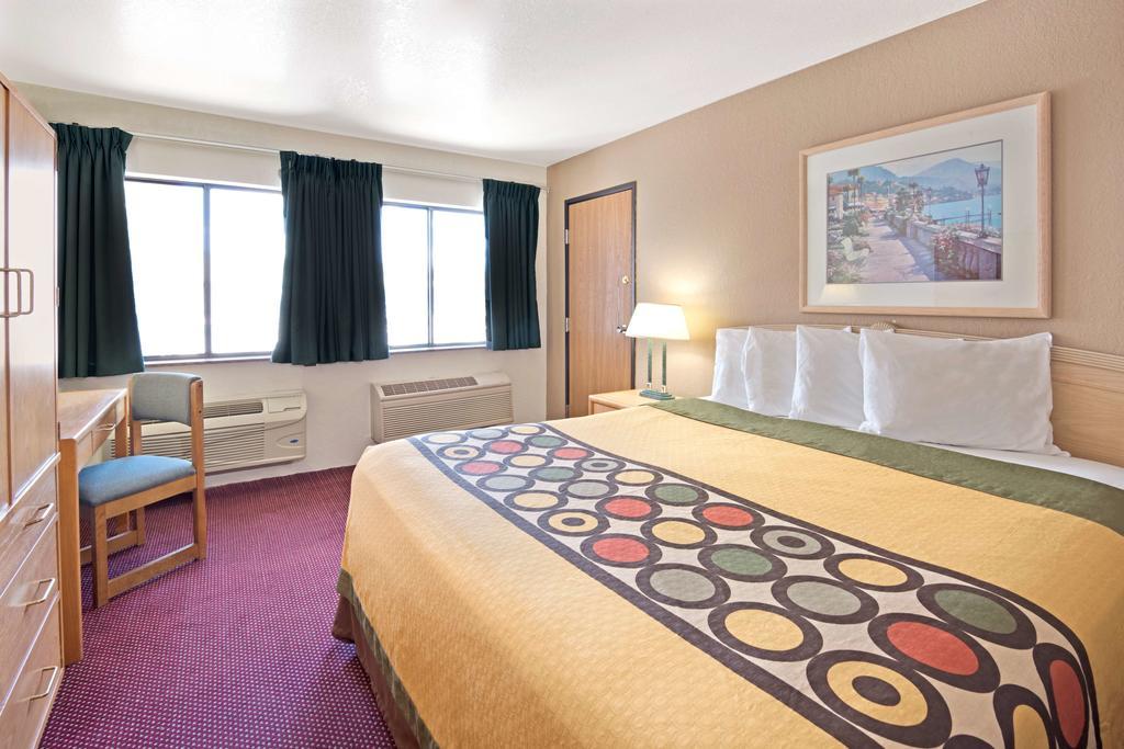 Super 8 Albuquerque/Midtown Hotel Екстериор снимка