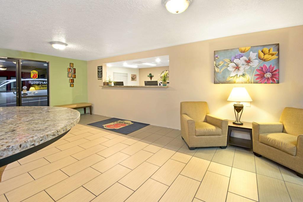 Super 8 Albuquerque/Midtown Hotel Екстериор снимка