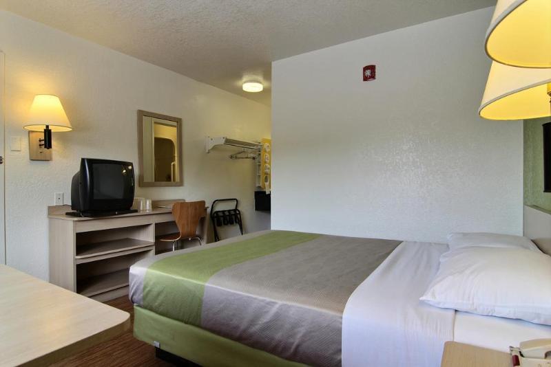 Super 8 Albuquerque/Midtown Hotel Екстериор снимка