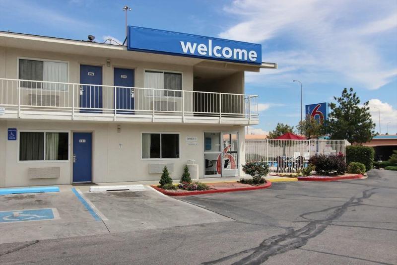 Super 8 Albuquerque/Midtown Hotel Екстериор снимка