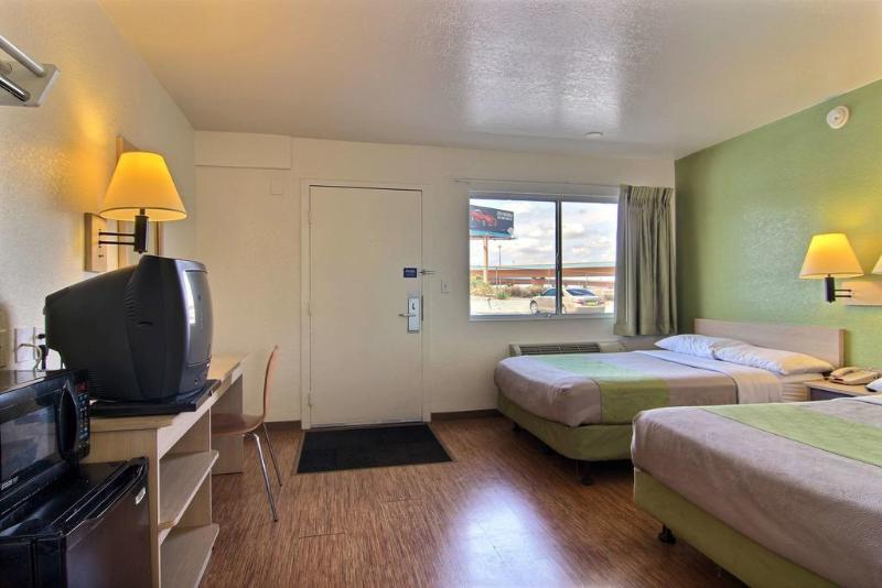 Super 8 Albuquerque/Midtown Hotel Екстериор снимка