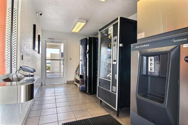 Super 8 Albuquerque/Midtown Hotel Екстериор снимка