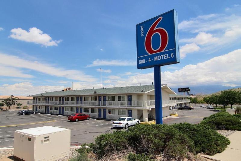 Super 8 Albuquerque/Midtown Hotel Екстериор снимка