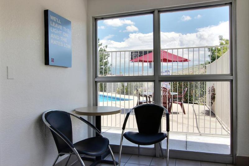 Super 8 Albuquerque/Midtown Hotel Екстериор снимка